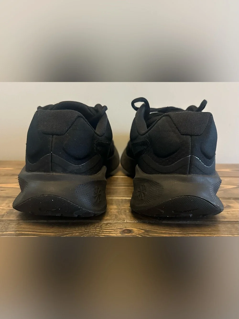 Nike Revolution 7 Running Shoes Black Sneakers Mens 7.5 W or Women’s 8.5 W